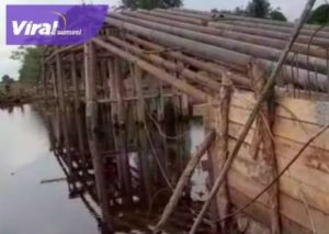 Jembatan kayu hasil swadaya Desa Tirta Mulya, Kecamatan Air Sugihan, Kabupaten Ogan Komering Ilir (OKI). Foto : viralsumsel.com/fir