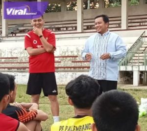 Manajer PS Palembang U-17 Riza Falevi bersama pelatih Samsul Anwar memberikan arahan pada pemain. Foto : viralsumsel.com/ion