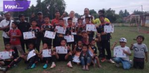 Pemain, pelatih dan ofisial SSB Persetapo bersama trofi juara Festival Sepak Bola Usia 10 Tahun dalam rangka Anniversary SSB AGS yang ke-27 Piala RBI FC ke-1 di Lapangan Gelora Bung Harno, Sukomoro, Banyuasin, Minggu 21 Desember 2022. Foto : viralsumsel.com/ion