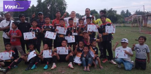 Pemain, pelatih dan ofisial SSB Persetapo bersama trofi juara Festival Sepak Bola Usia 10 Tahun dalam rangka Anniversary SSB AGS yang ke-27 Piala RBI FC ke-1 di Lapangan Gelora Bung Harno, Sukomoro, Banyuasin, Minggu 21 Desember 2022. Foto : viralsumsel.com/ion