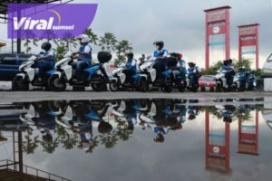 Sejumlah personil Siaga Nataru PLN UIW S2JB konvoi motor listrik saat melintasi kawasan Jembatan Ampera, Selasa (20/12/2022). Menggunakan kendaraan listrik merupakan upaya bagian dari transisi energi untuk mewujudkan penggunaan energi yang lebih bersih dan efisien. Foto : viralsumsel.com/m atta