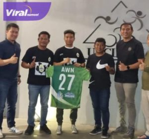 AW Noviadi saat diperkenalkan menjadi manajer KMP Bumara FC. Foto : viralsumsel.com/ion