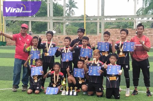 Skuat SSB Persetapo U-10 pose bersama trofi juara It's Time Mini Soccer U-10 2022. Foto : viralsumsel.com/ion