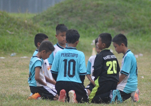 Skuat SSB Persitapo saat berlaga di turnamen Prabu Soccer Cup "End Of Year 2022 Tournament" di Lapangan Sepak Bola Praka Pujatnoko Yon Zipur 2/SG, Minggu 11 Desember 2022. Foto : viralsumsel.com/ion