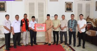Foto : PJ. Bupati OKU H. Teddy Meilwansyah memberikan bantuan secara simbolis.