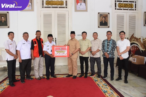 Foto : PJ. Bupati OKU H. Teddy Meilwansyah memberikan bantuan secara simbolis.