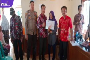 Kades Siju Rahmad Say Bagikan BLT Tahap 3 di Kantor Desa Siju Kecamatan Rambutan Kabupaten Banyuasin. Foto: Viralsumsel/Nto