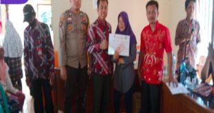 Kades Siju Rahmad Say Bagikan BLT Tahap 3 di Kantor Desa Siju Kecamatan Rambutan Kabupaten Banyuasin. Foto: Viralsumsel/Nto