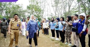 Rifandi Putra Sekcam Kertapati Saat Mendampingi Ketua TP PKK Provinsi Febrita Herman Deru. Foto : Viralsumsel