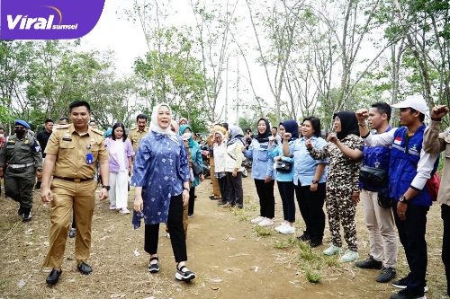 Rifandi Putra Sekcam Kertapati Saat Mendampingi Ketua TP PKK Provinsi Febrita Herman Deru. Foto : Viralsumsel
