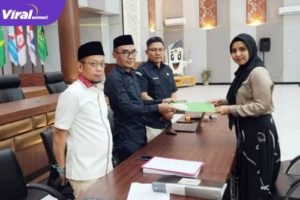 Yetti Oktarina Prana Sohe Saat Serahkan Syarat Dukungan Ke KPU Sumsel. Foto : Viralsumsel