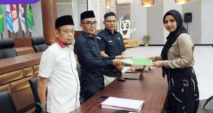 Yetti Oktarina Prana Sohe Saat Serahkan Syarat Dukungan Ke KPU Sumsel. Foto : Viralsumsel