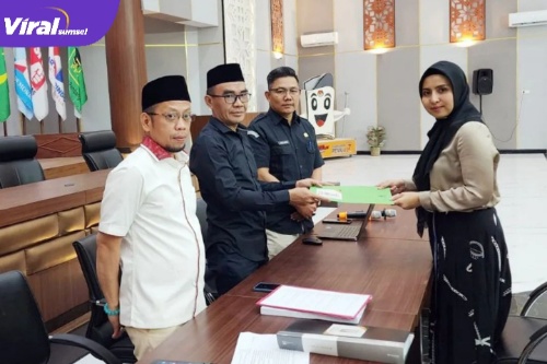 Yetti Oktarina Prana Sohe Saat Serahkan Syarat Dukungan Ke KPU Sumsel. Foto : Viralsumsel