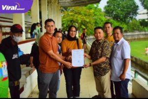 Presiden Klub Mgs. Syaiful Padli Saat Berfoto Bersama Pengurus Ex-simbels Arsyfa Fc . Foto : Viralsumsel