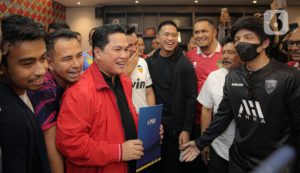 Menteri BUMN Erick Thohir saat mendaftar sebagai calon calon Ketua Umum PSSI periode 2023 - 2027. Foto : net