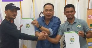 Pelatih Jarot dan penyerang Rizsky Dwi Ramadhana menandatangani kontrak bersama PS Palembang. Foto : viralsumsel.com/ion