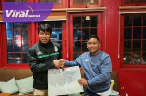 Saktiawan Sinaga bersama pengurus KMP Bumara FC. Foto : viralsumsel.com/ion