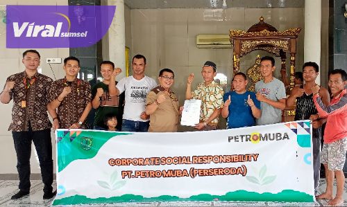 Manager Humas dan CSR, Drs HM Bambang EA, MSi memberikan bantuan sosial berupa satu unit Mimbar Khotbah dari Kayu Jati kepada Masjid Baiturrahman di Komplek Griya Bumi Lestari, Jum'at (6/01/2023). Foto : viralsumsel.com/dev