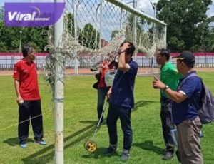 Tim Asprov PSSI Sumsel cek kesiapan Stadion Serasan Sekate, Kota Sekayu, Kabupaten Musi Banyuasin (Muba), Selasa (10/1/2023). Foto : viralsumsel.com/ion