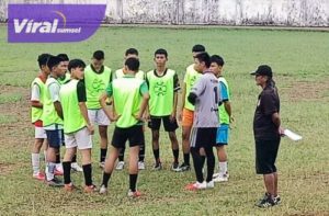 Pelatih Palembang Sportivo FC Subagio saat memberi arahan pada para pemain. Foto : viralsumsel.com/ion