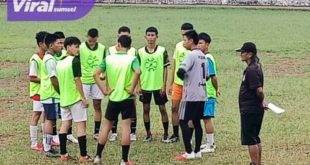 Pelatih Palembang Sportivo FC Subagio saat memberi arahan pada para pemain. Foto : viralsumsel.com/ion