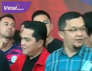 Presiden Klub Sriwijaya FC, H Hendri Zainuddin ketika menghantarkan langsung Erick Thohir mendaftarkan diri sebagai calon ketua umum PSSI ke Kantor PSSI di Gelora Bung Karno, Jakarta, pada Minggu (15/1/2023) pagi. Foto : ist