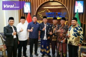 Gubernur Sumsel H. Herman Deru saat menerima audiensi DPP Forum Pondok Pesantren Sumsel (FORPESS) di ruang tamunya, Selasa (16/1/2023). Foto : viralsumsel.com/win