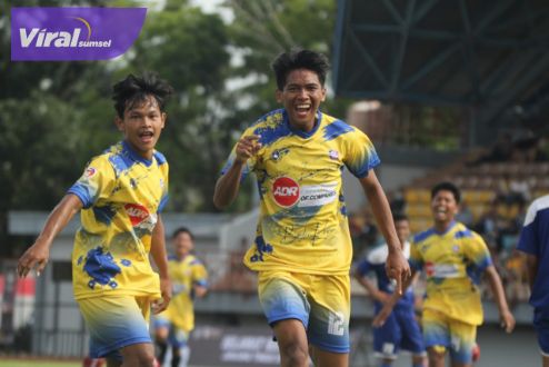 Para pemain PS Bayung Lencir selebrasi usai cetak gol ke gawang Persegrata pada laga perdana Liga 3 Zona Sumsel di Stadion Serasan Sekate, Muba, Jumat (20/1/2023). Foto : viralsumsel.com/ion