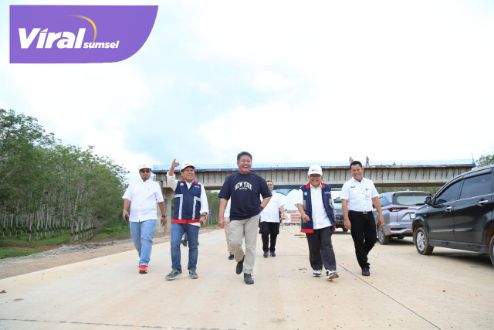 Gubernur Sumsel H Herman Deru meninjau langsung progres pembangunan ruas tol Kayuagung - Palembang - Betung (Kapal Betung), Senin (23/1/2023). Foto : viralsumsel.com/win