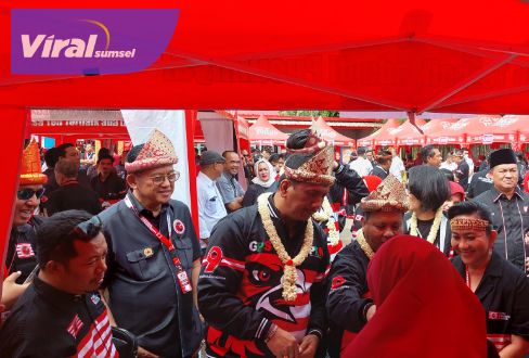 Ketua Pimnas PKN Gede Pasek Suardika saat kunjungi stand UMKM dalam rangkaian pelantikan Pimda PKN Sumsel 2022-2027 di Sekretariat Pimda PKN Sumsel, 18 Januari 2023. Foto : viralsumsel.com/ion
