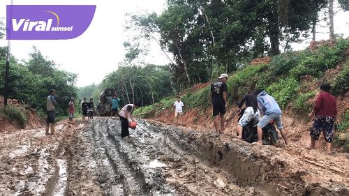 Kondisi jalan Desa Talang Simpang-Rukun Rahayu Kecamatan Jirak Jaya akan dituntaskan Pj Bupati Muba Apriyadi Mahmud pada Tahun Anggaran 2023. Foto : viralsumsel.com/dev