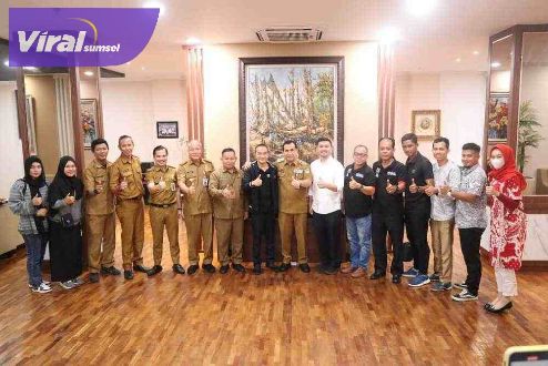 Ketua umum AFP Sumatera Selatan Islah Taufik Effendy saat melakukan audiensi dengan Wali Kota Lubuklinggau, H. SN Prana Putra Sohe di Ruang Kerja Wali Kota Lubuklinggau, Selasa, 24 Januari 2023. Foto : viralsumsel.com/ion