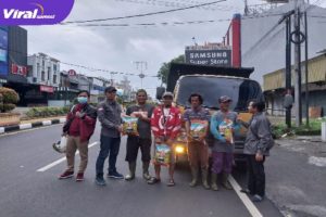 Pengurus DPD PJS Babel saat Berikan Bantuan Beras Kepada Masyarakat Dalam Rangka Sambut Tahun Baru 2023. Foto : Viralsumsel