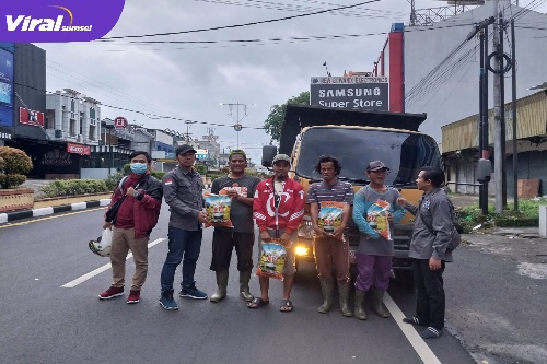 Pengurus DPD PJS Babel saat Berikan Bantuan Beras Kepada Masyarakat Dalam Rangka Sambut Tahun Baru 2023. Foto : Viralsumsel