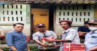 Darul Qutni SE Kemeja Biru Saat Mengunjungi Warga Yang Tertimpa Musibah Kebakaran. Foto : Viralsumsel/Nto