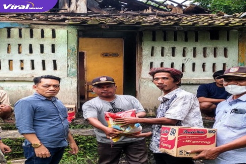 Darul Qutni SE Kemeja Biru Saat Mengunjungi Warga Yang Tertimpa Musibah Kebakaran. Foto : Viralsumsel/Nto