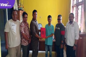 Pengurus DPC Pohuwato saat menyerahkan berkas pendaftaran organsiasi pers ke Kesbangpol Pohuwato, Kamis (05/01/2023)