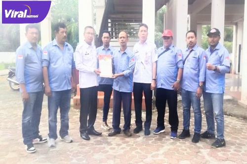 Pengurus DPC PJS Batu Bara saat menyerahkan dokumen pendaftaran ke Kesbangpol Batu Bara, Rabu (11/01/2023) Foto : Viralsumsel