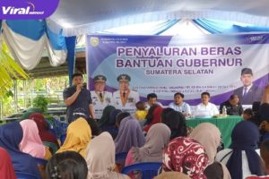 Rifandi Putra Sekcam Kertapati Saat Sambutan Di Bantuan Beras Oleh Gubernur Sumsel. Foto : Viralsumsel