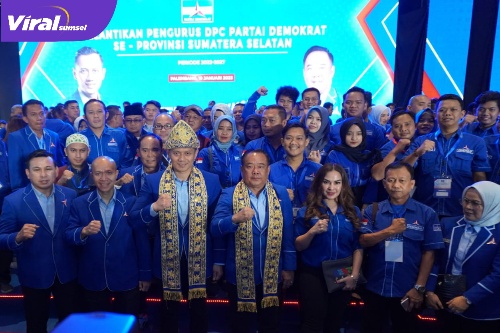 Sudut sebelah kanan Zainal Abidin SH Ketua DPRD Kota Palembang Usai dilantik menjadi Sekretaris DPC Partai Demokrat Palembang dan Berfoto Bersama Mas AHY serta Kader Demokrat Palembang. Foto : Viralsumsel/Nto