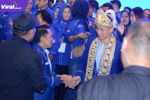 Darul Qutni SE saat Bersalaman Dengan Ketua Umum Demokrat Agus Harimurti Yudhoyono. Foto : Viralsumsel/Nto