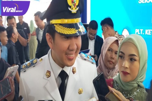 PLT Bupati Muara Enim Ahmad Usmarwi Kaffah Saat Diwawancarai Awak Media Usai Pelantikan. Foto : Viralsumsel