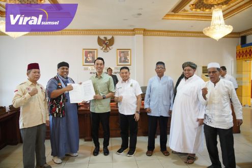 H Muchendi Ishak Mekki Wakil Ketua DPRD Sumsel didampingi Wakil Ketua Komisi V DPRD Sumsel Mgs Syaiful Fadli menerima kedatangan aksi Forum Umat Peduli Keadilan Sumsel di Kantor DPRD Sumsel, Rabu (1/2/2023) siang. Foto : viralsumsel.com/ion