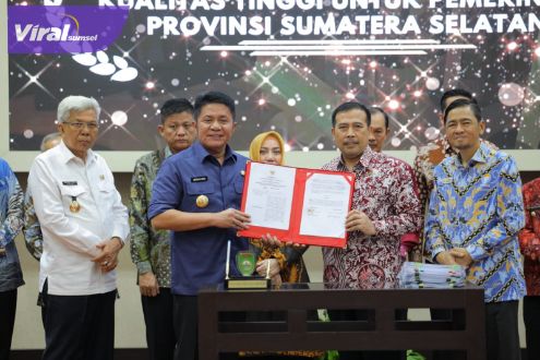 Gubernur Sumsel H Herman Deru saat menerima Penghargaan Predikat Kepatuhan Standar Pelayanan Publik Tahun 2022 Tingkat Provinsi Sumsel di Auditorium Bina Praja Pemprov Sumsel, Rabu (1/2/2023). Foto : viralsumsel.com/win