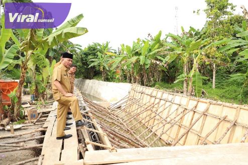 Pj Bupati Muba Apriyadi Mahmud tinjau pembangunan infrastruktur dinding penahan air dibawah jembatan Air Gudang Asap Desa Sukarami Kecamatan Sekayu, Senin (6/2/2023). Foto : viralsumsel.com/dev