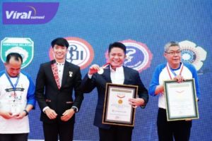 Gubernur Sumsel H Herman Deru secara simbolis terima penghargaan Rekor Muri Pelatihan Bantuan Hidup Dasar di Dinning Hall Jakabaring, Minggu (5/2/2023) pagi. Foto : viralsumsel.com/win