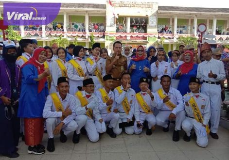 Walikota Kota Prabumulih, Ir. H. Ridho Yahya, MM mengikuti upacara pengibaran bendera merah putih di SMP Negeri 1 Prabumulih, Senin, (13/2/2022). Foto : viralsumsel.com/mal
