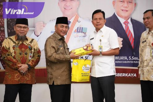 Pj Bupati Musi Banyuasin (Muba) Drs H Apriyadi MSi menerima kunjungan silaturahmi Walikota Prabumulih Ir H Ridho Yahya MM di Guest House Griya Bumi Serasan Sekate, Kamis (16/2/2023). Foto : viralsumsel.com/mal