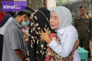 Wakil Wali Kota Palembang Fitrianti Agustinda mengunjungi kediaman keluarga korban tenggelam di Kolam Retensi, Selasa (21/2/2023) siang. Foto : viralsumsel.com/nto