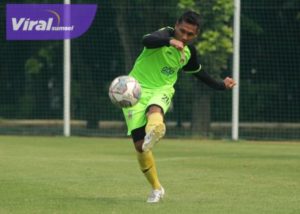 Rendy Siregar pemain belakang Sriwijaya FC kirim sinyal bertahan. Foto : ig/rendysiregar